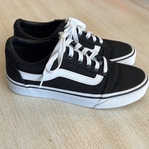 Women’s black VANS “Ward” size 6